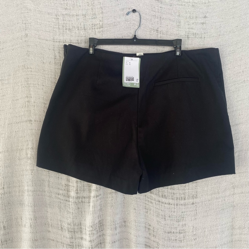 NWT H&M Black Skort Size 18 with A Gold Bottom Skirt Shorts